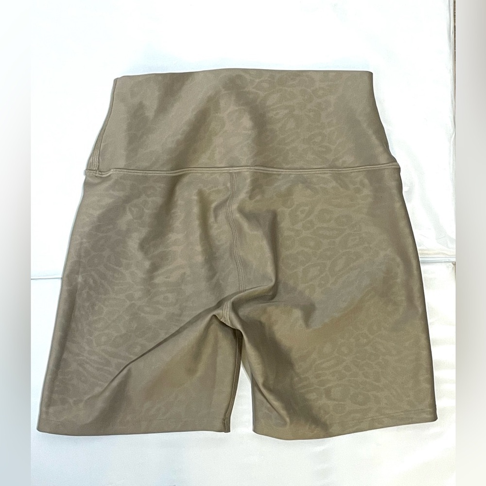 ALO Yoga Women's Leopard Print Tan Light Brown Bike Shorts XS - Picture 5 of 5